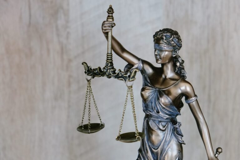 Behind the Scenes: A Day in the Life of a Top Litigation Lawyer in Personal Injury – From Investigation to Settlement